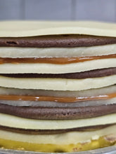 Cargar imagen en el visor de la galería, Torta Láminas de Mazapán
